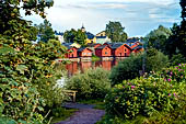 Porvoo (Borg), gli antichi magazzini rosso ruggine allineati lungo le rive del fiume Porvoonjoki, vera icona della citt. 